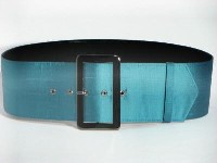 Lady belts - Belt of fabric - 14200003 / 80, èrni nikelj Ženski tekstilni pasovi so izdelani iz tkanine naroènika.Tekstilni pasovi so v notranjosti ojaèeni in s spodnje strani podloženi z umetnim usnjem kar daje izdelku kompaktnost. Preobleèeni pasovi imajo kovinsko zaponko in barvno usklajene kovinske rinèice.